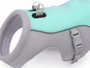 Détail du gilet rafraîchissant menthe et gris : maille, anneaux dorsaux et sangle réglable